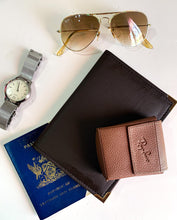 Cargar imagen en el visor de la galería, Xavi Chocolate vaccination card holder (men)