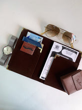 Cargar imagen en el visor de la galería, Xavi Chocolate vaccination card holder (men)